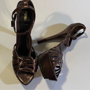 Fendi bronze platform t-strap sandals GUC, striking! Size 39,leather Slight wear
